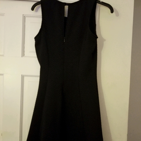 A black dress - Picture 3 of 3